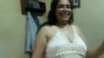 شرموطة مع عشيقها بتدلع عليه وبيقولها دا فيديو حصري لشراني